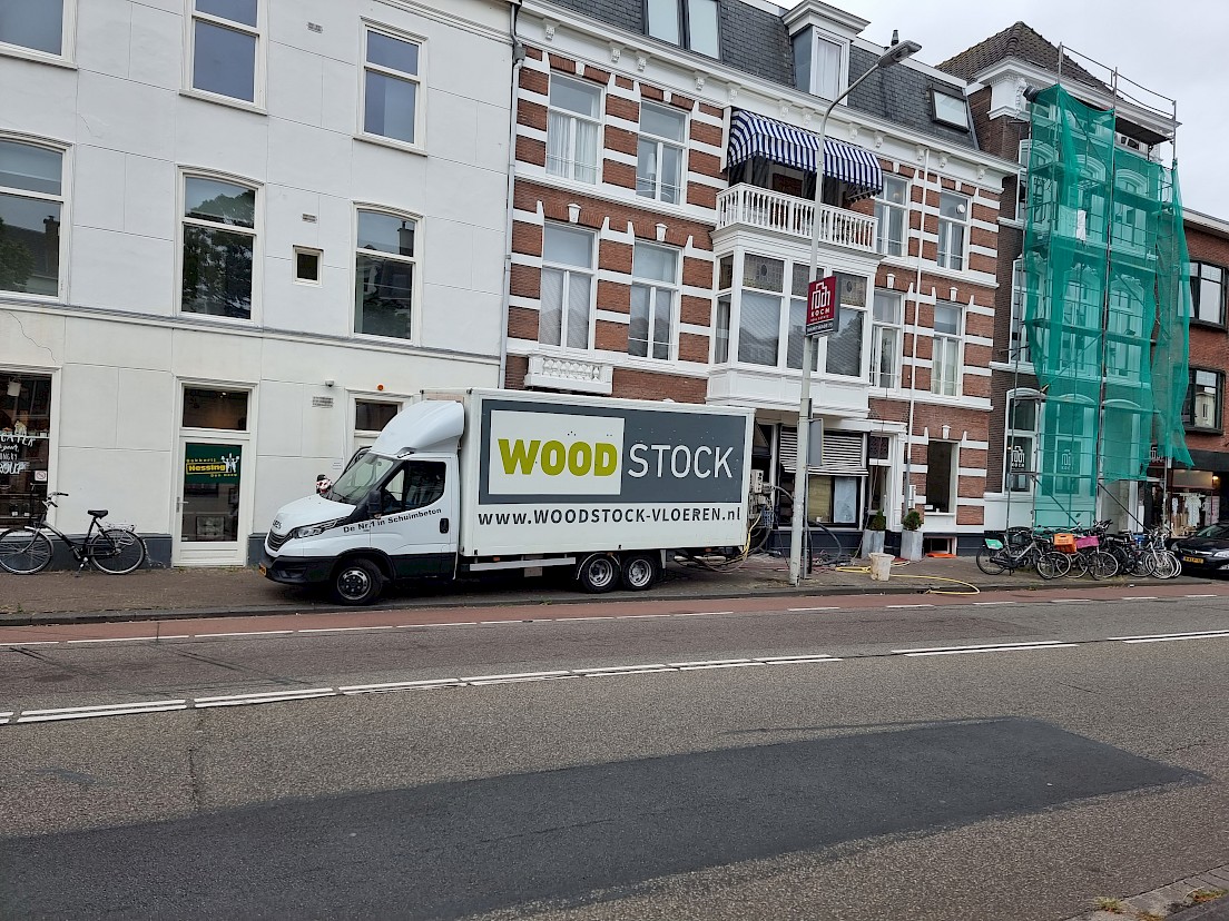 Vrachtwagen van Woodstock Vloeren het vervangen van een NeHoBo-vloer door schuimbeton in woning in de binnenstad