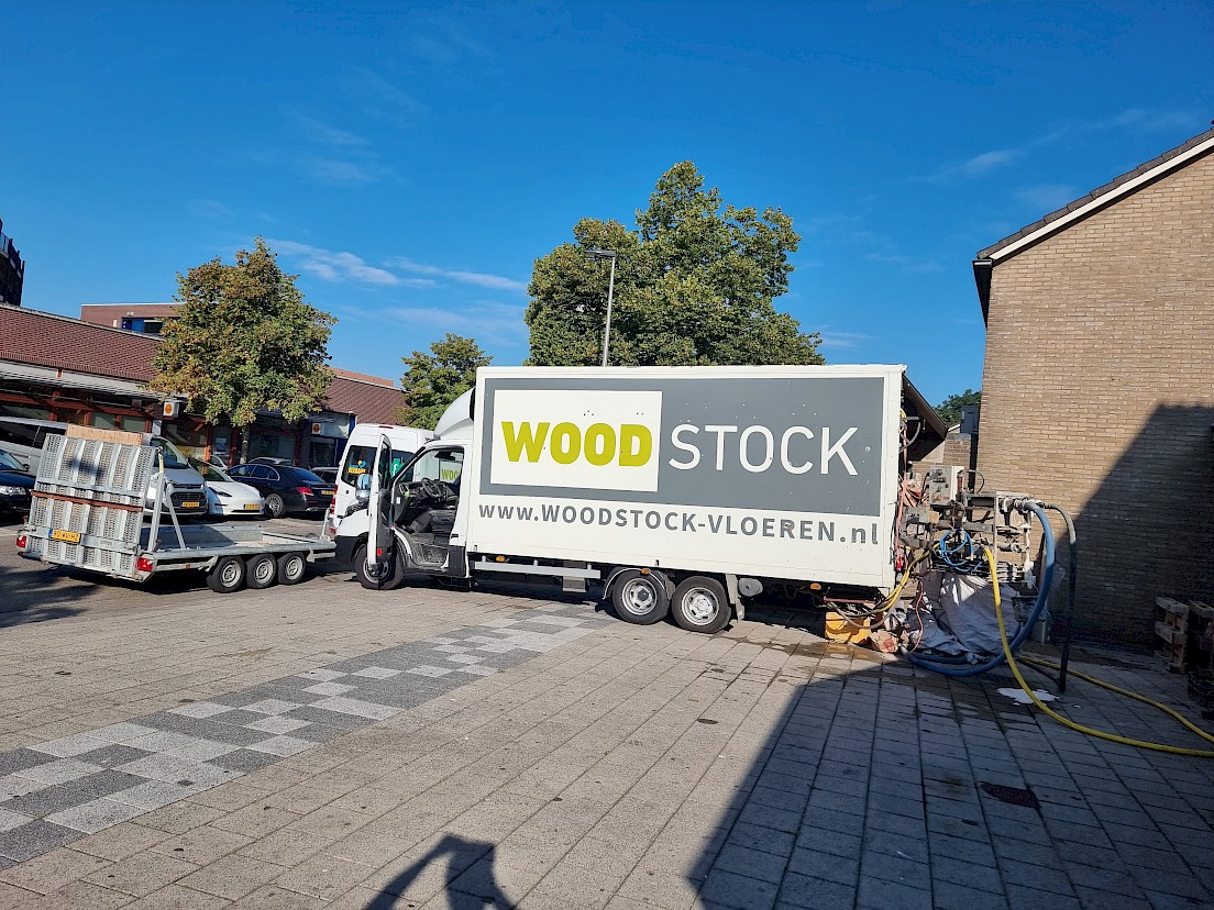 Installatie van Woodstock Vloeren voor het injecteren van schuimbeton om geluidsoverlast bij een NeHoBo-vloer tegen te gaan.